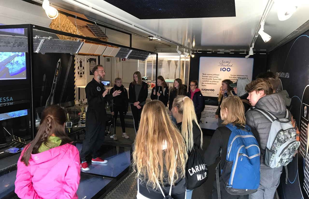 Yleisöä avaruusrekan sisällä