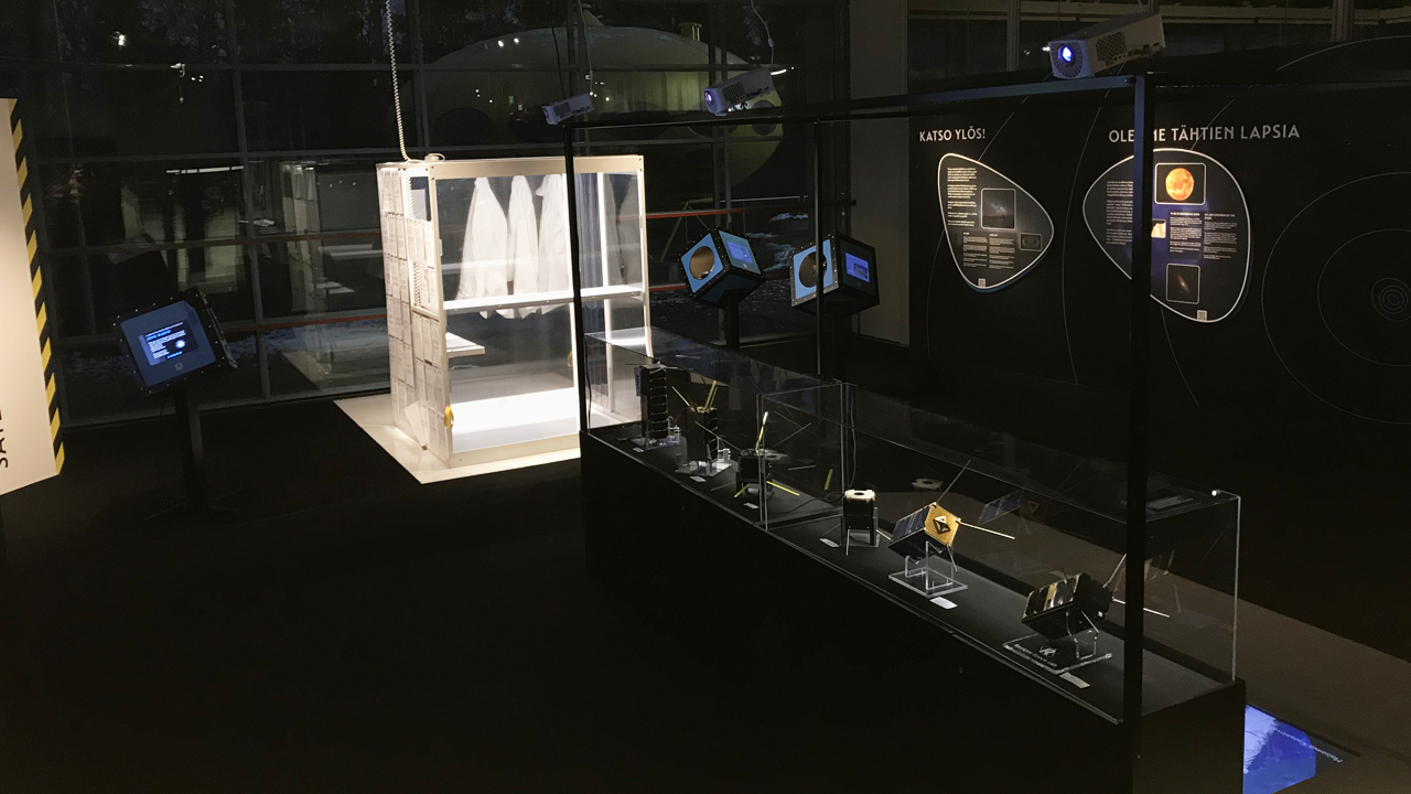 Yleisöä avaruusrekan sisällä