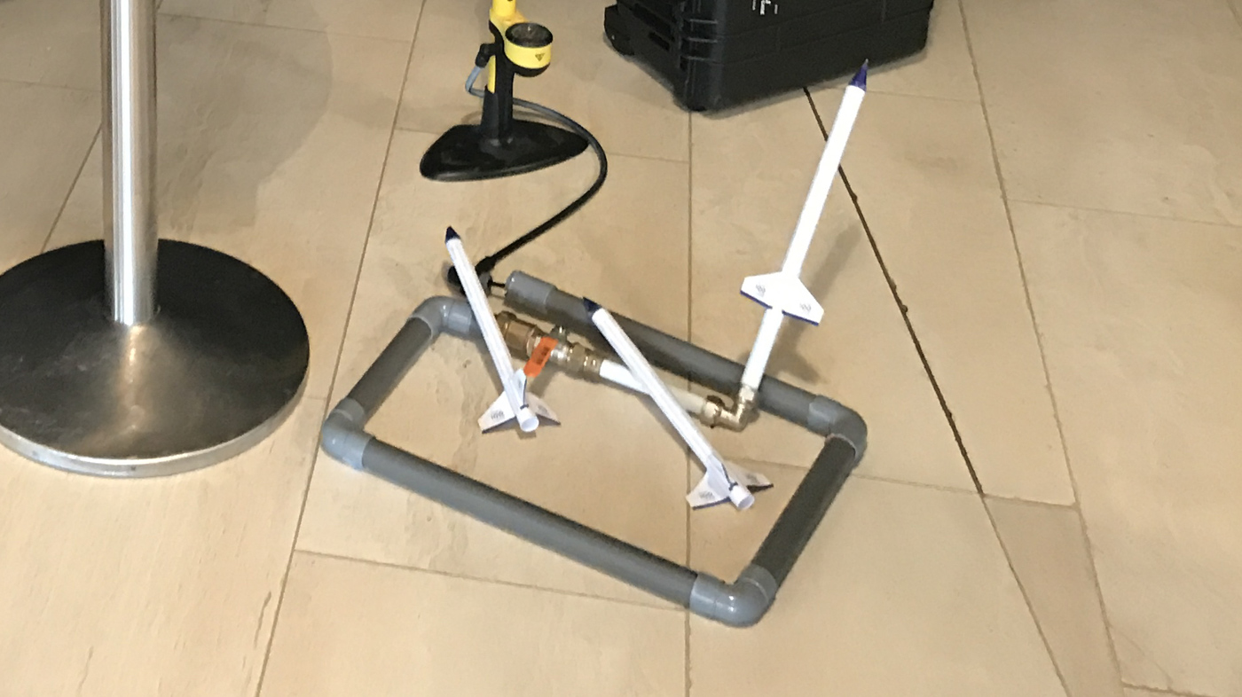 Paineilmarakettilaukaisulaite lattialla